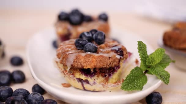 Uit Oven Blueberry Muffins Met Kaneel Suiker Topping — Stockvideo