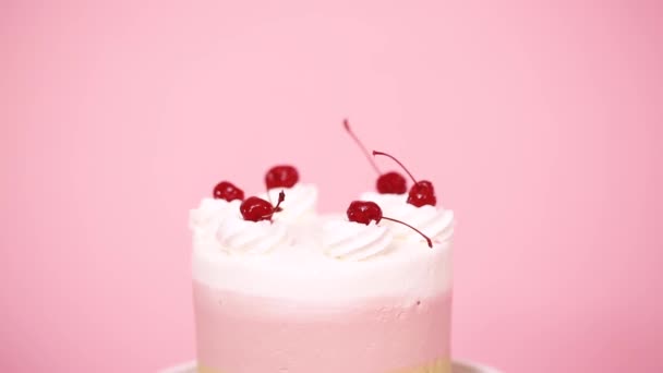 ピンクの背景の誕生日 Spumoni ケーキ — ストック動画