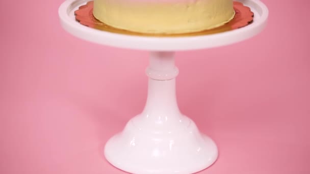 Spumoni Cake Van Kindverjaardag Met Eenhoorn Kaarsen Roze Achtergrond — Stockvideo