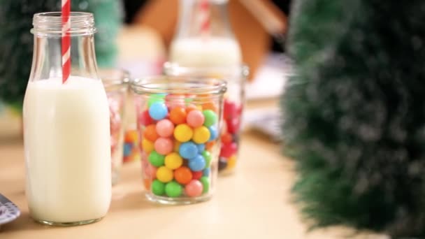 Kinderfest Schmückt Kleine Lebkuchenhäuser Mit Bonbons — Stockvideo