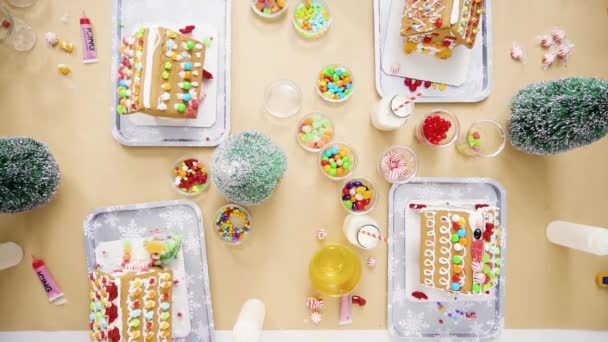 Lapso Tiempo Acostado Paso Paso Niños Decorando Pequeñas Casas Pan — Vídeo de stock