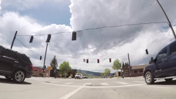 Denver Colorado Mayo 2018 Conducir Carretera Montaña Cerca Del Lago — Vídeo de stock