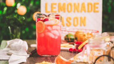 Frambuazlı limonata taze limon ve mason kavanoz içme içinde ahududu ile süslenmiş.