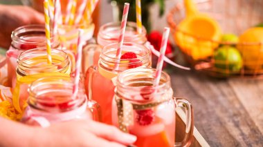 Frambuazlı limonata taze limon ve mason kavanoz içme içinde ahududu ile süslenmiş.