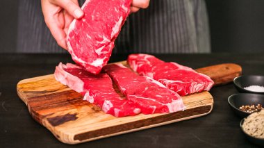 Ham New York şerit biftek ağaç kesme tahtası.