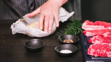 Ham New York şerit biftek ağaç kesme tahtası.