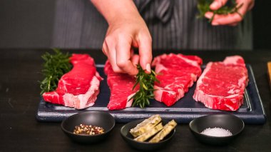 Ham New York şerit biftek ağaç kesme tahtası.