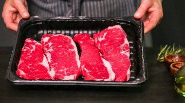 Ham New York şerit biftek ağaç kesme tahtası.