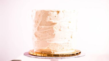 Beyaz buttercream buzlanma ile pembe ve mor pasta frosting Baker.