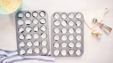 Düz yatıyordu. Kağıt cupcake gömlekleri ile astar cupcake tavada.