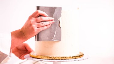 Beyaz buttercream buzlanma ile pembe ve mor pasta frosting Baker.