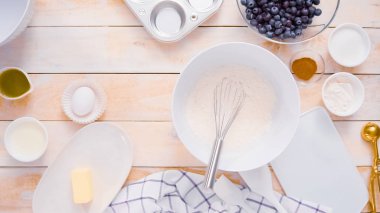 Blueberry muffins için karıştırma kase içinde birlikte malzemeyi karıştırma.