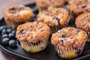 Organik malzemelerle hazırlanan ev yapımı blueberry muffins.