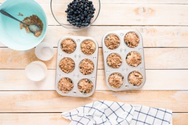 Düz yatıyordu. Yaban mersinli kek hamuru kek metal tava.