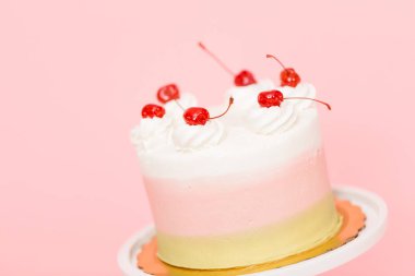 Spumoni pasta pembe bir arka plan üzerinde.