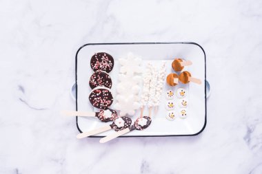 Düz yatıyordu. Beyaz bir tepsi üzerinde sıcak çikolata ve kakao içmeye hatmi Topingler çeşitli.