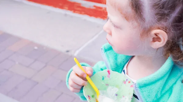 Маленькая Девочка Ест Мороженое Снаружи — стоковое фото