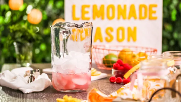 Steg För Steg Förbereda Raspberry Lemonade Med Färska Citroner Och — Stockfoto