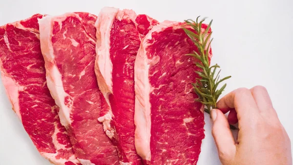 Ham New York şerit biftek ağaç kesme tahtası.