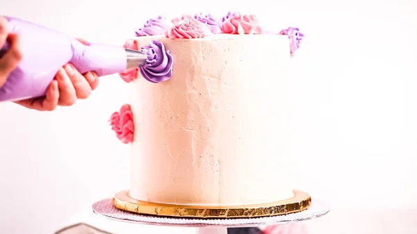 Baker Leidingen Pastel Kleur Botterroom Rozetten Een Witte Cake Maken — Stockfoto