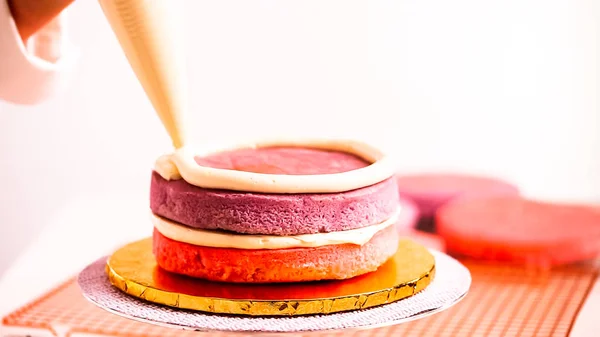 Baker Montando Camada Bolo Rosa Roxo Para Fazer Bolo Unicórnio — Fotografia de Stock