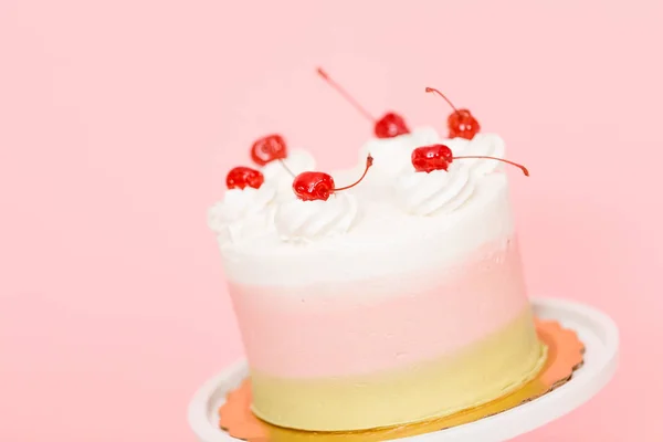 분홍색 배경에 Spumoni 케이크 — 스톡 사진
