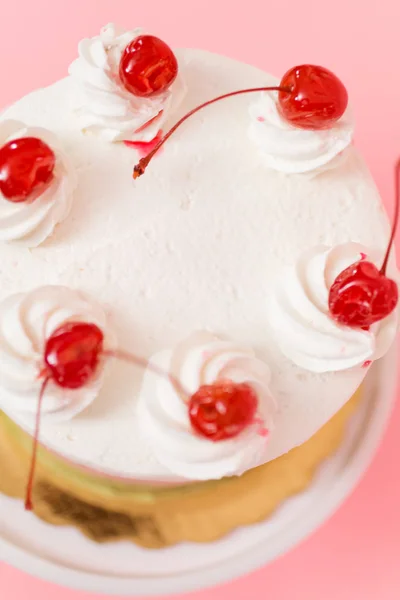 Geburtstag Spumoni Kuchen Auf Rosa Hintergrund — Stockfoto