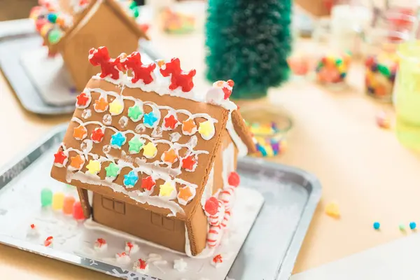 Kinder Schmücken Kleine Lebkuchenhäuser Bei Der Weihnachtsbastelparty — Stockfoto