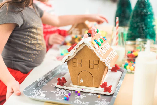 Enfants Décorant Petites Maisons Pain Épice Fête Artisanale Noël — Photo