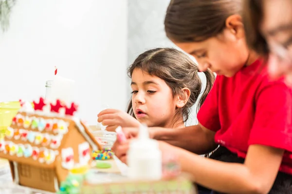 Crianças Decorando Pequenas Casas Gengibre Festa Artesanato Natal — Fotografia de Stock