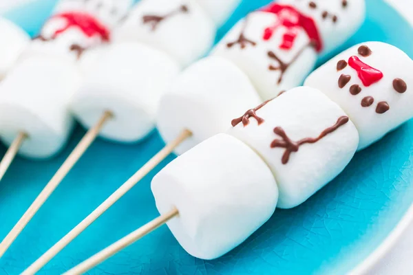 Vue Rapprochée Marshmallow Bonhommes Neige Sur Des Bâtons Pour Boisson — Photo