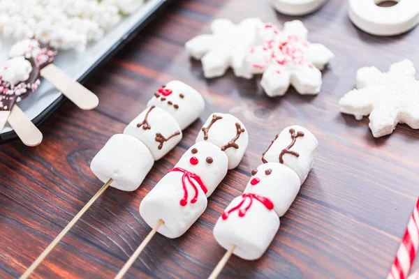 Vue Rapprochée Marshmallow Bonhommes Neige Rennes Sur Des Bâtons Pour — Photo