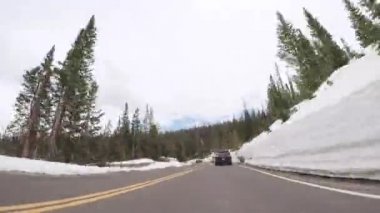 Denver, Colorado, ABD-Mayıs 27, 2018 - zaman atlamalı. Rocky Dağı Milli Parkı'nda döşeli yolda sürüş.