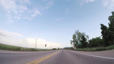 Boulder, Colorado, ABD-Mayıs 27, 2018 - Boulder alan de döşeli yol sürüş.