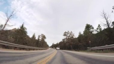 Rocky Dağı Milli Parkı'nda döşeli yolda sürüş.