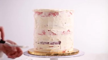 Beyaz buttercream buzlanma ile pembe ve mor pasta frosting Baker.