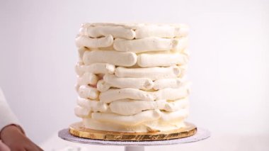 Beyaz buttercream buzlanma ile pembe ve mor pasta frosting Baker.