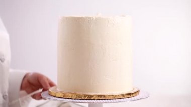 Beyaz buttercream buzlanma ile pembe ve mor pasta frosting Baker.