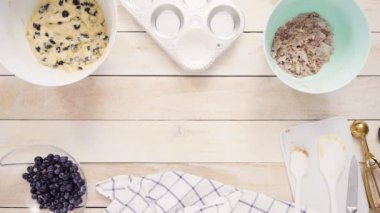 Yaban mersinli kek pişirmeye kağıt cupcake gömlekleri ile metal muffin tavada astar.