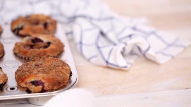 Organik malzemelerle hazırlanan ev yapımı blueberry muffins.