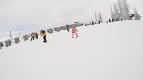 Denver Colorado Eua Dezembro 2018 Menina Aprendendo Esquiar Montanhas Alpinas — Vídeo de Stock