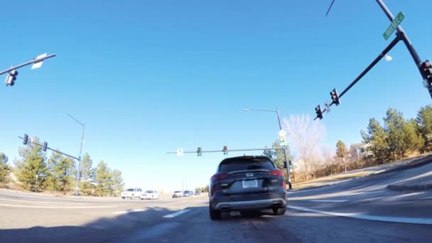 美国科罗拉多州丹佛 2018年12月1日 驾车穿过典型的郊区 — 图库视频影像