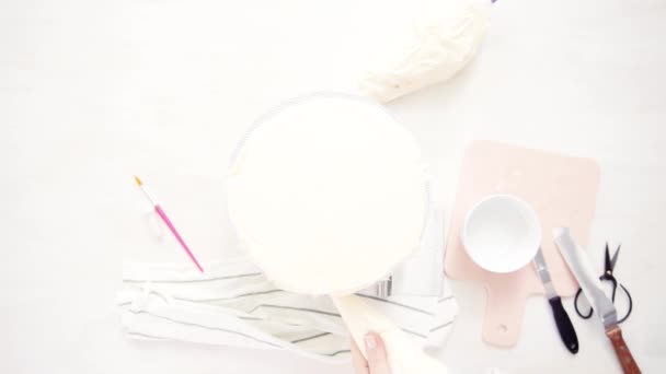 Deitado Frosting Bolo Rosa Roxo Com Uma Cobertura Creme Manteiga — Vídeo de Stock