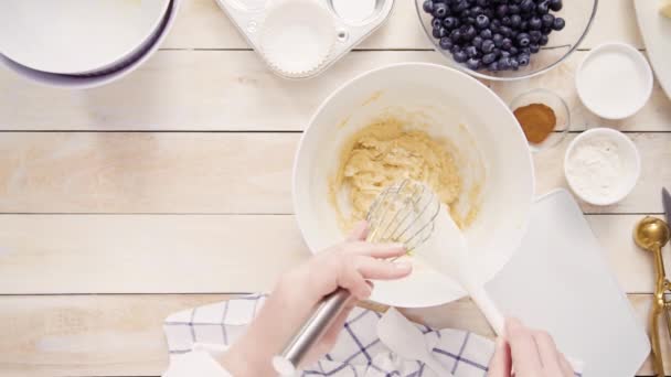 Blanda Ingredienser Tillsammans Bunke För Blueberry Muffins — Stockvideo