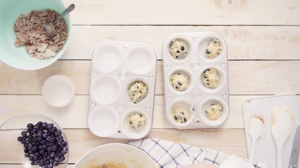 Scooping Blueberry Muffin Tésztát Fém Muffin Pan — Stock videók