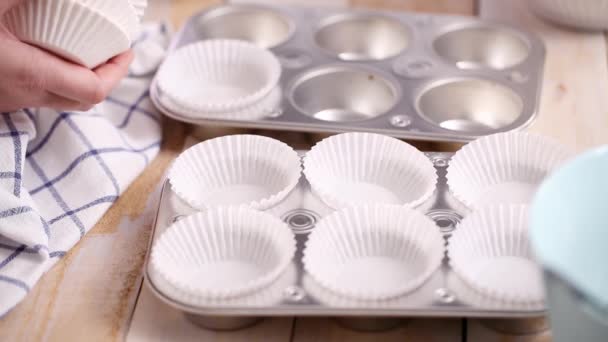 Voering Van Metalen Muffin Pan Met Papieren Cupcake Liners Blueberry — Stockvideo