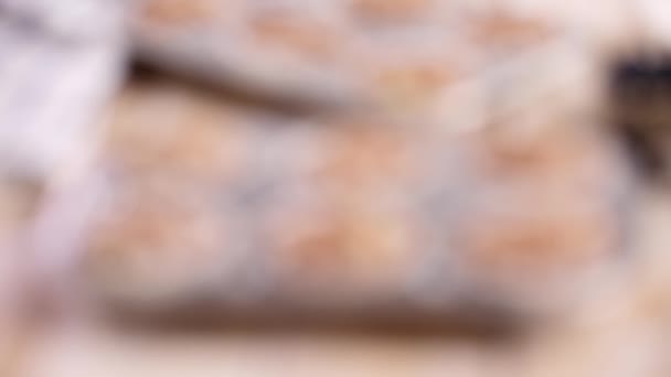 在蓝莓松饼面糊上的苏格兰肉桂和糖 — 图库视频影像