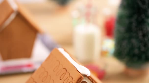 Kinderen Versieren Kleine Ontbijtkoek Tijdens Kerst Huizen Ambachtelijke Partij — Stockvideo