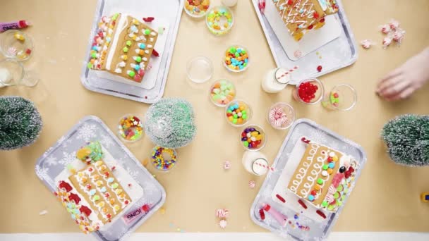Kinderen Versieren Kleine Ontbijtkoek Tijdens Kerst Huizen Ambachtelijke Partij — Stockvideo