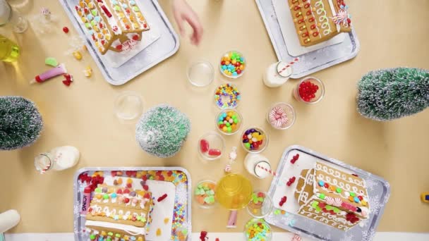 Bambini Che Decorano Piccole Case Pan Zenzero Alla Festa Artigianale — Video Stock